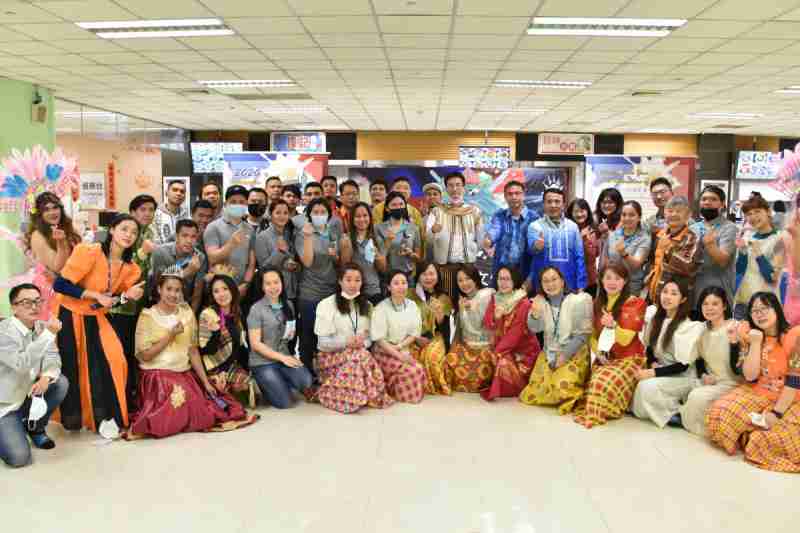 友達推動「安心、、創新、、用心、、、同心、、、盡心」五星職旅，，為菲籍員工打造全方位照護，，首度贏得「人權實踐與發展領袖獎」殊榮