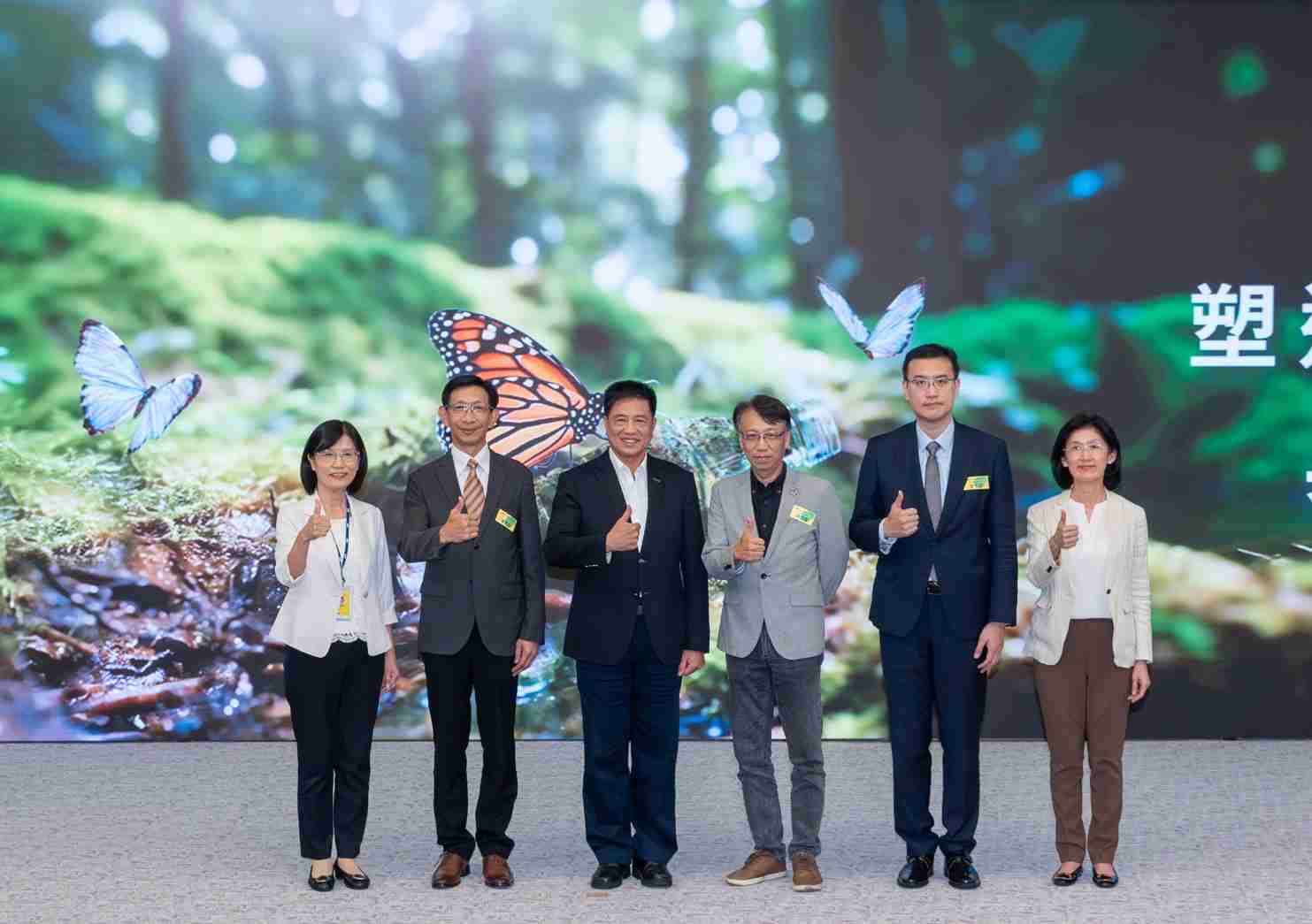 友達2023 CSR共榮大會，，邀請領域專家分享交流生物多樣性管理趨勢、、、、無塑產品、、海廢永續塑料等議題  （圖左到右：友達光電永續長古秀華、、、、3M台灣技術長陳君杰、、友達光電董事長暨集團策略長彭双浪、、光寶科技企業永續發展處處長陳慶暉、、、、安永聯合會計師事務所執業會計師曾于哲、、、、友達光電供應鏈總部副總經理吳宜芳）