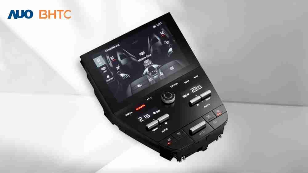 作為友達新生力軍，，BHTC所展示的中央與後座鞍部的Display HMI產品，，可處理多區恆溫控制、、顯示畫面，，，，呈現仿真3D車室分區；以力傳感技術精準傳遞觸感，，，並結合音量及震動反饋，，防止意外啟動，，，，提供使用者自然流暢、、直觀且輕鬆駕馭的舒適介面