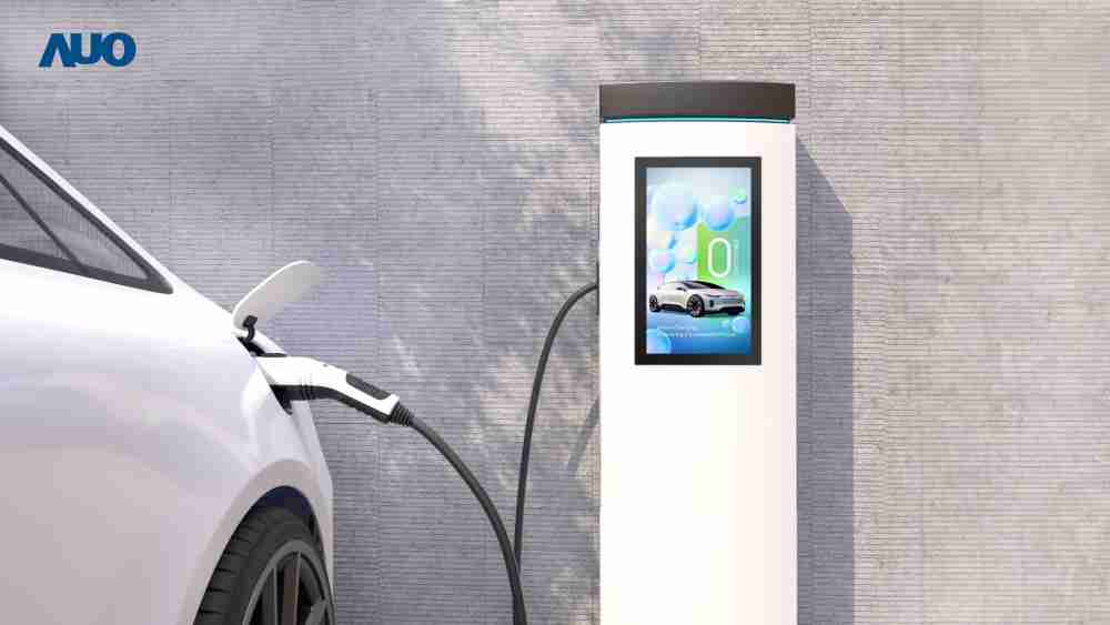 友達〝EVSE車用充電樁解決方案〞專為電動汽車充電樁設計，，，具有高亮度、、克服戶外艱難環境的耐溫、、、、耐紫外線等特性，，並搭載散熱性及擴充性強的高效能工業電腦，，可實現人機互動訴求，，如資訊顯示、、、支付等應用